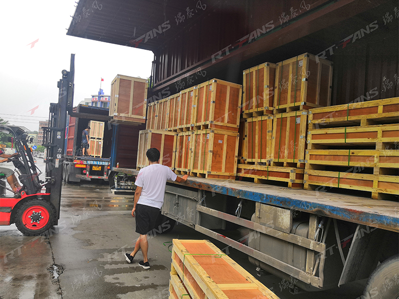 車(chē)間用工業(yè)風(fēng)扇廠(chǎng)家瑞泰風(fēng)正在出貨